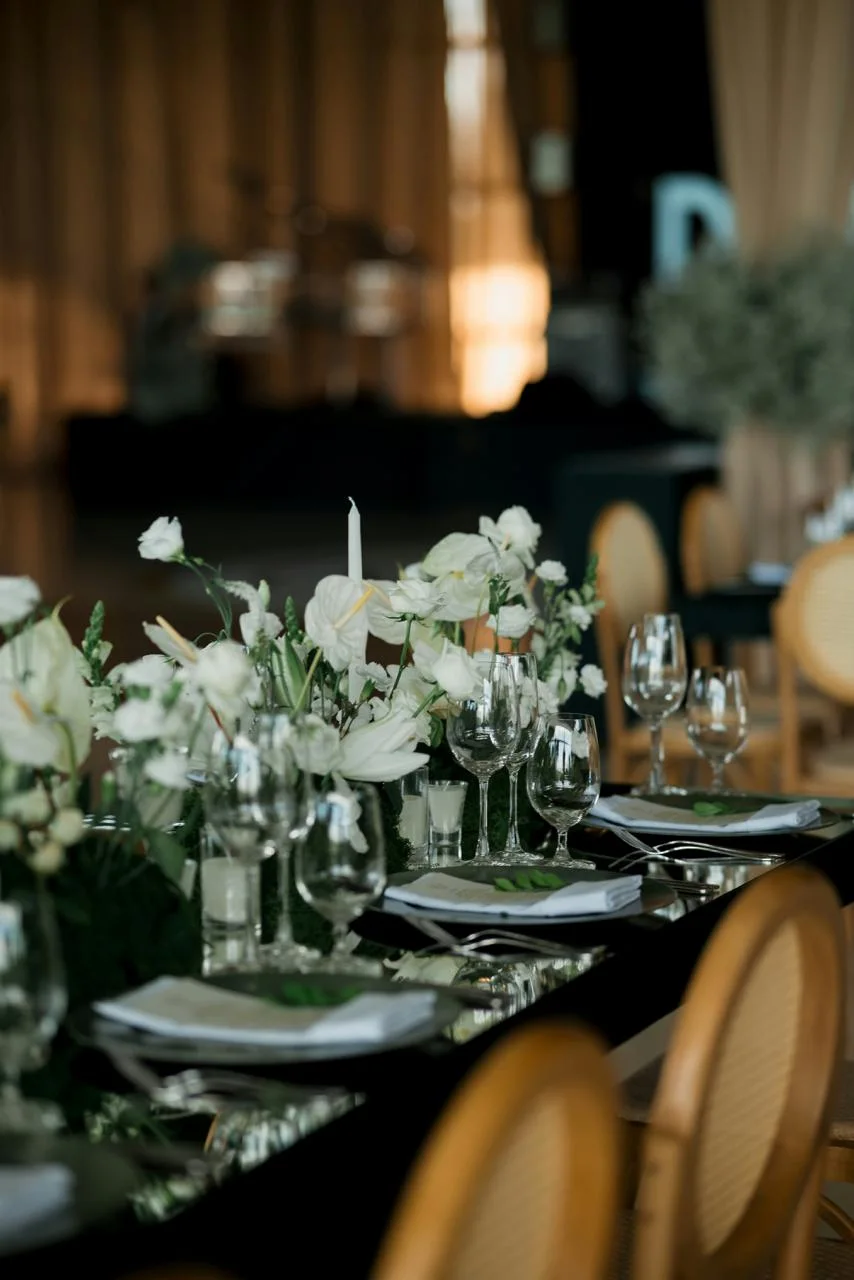 Elegant wedding tablescape florals for a San Francisco Bay Area event